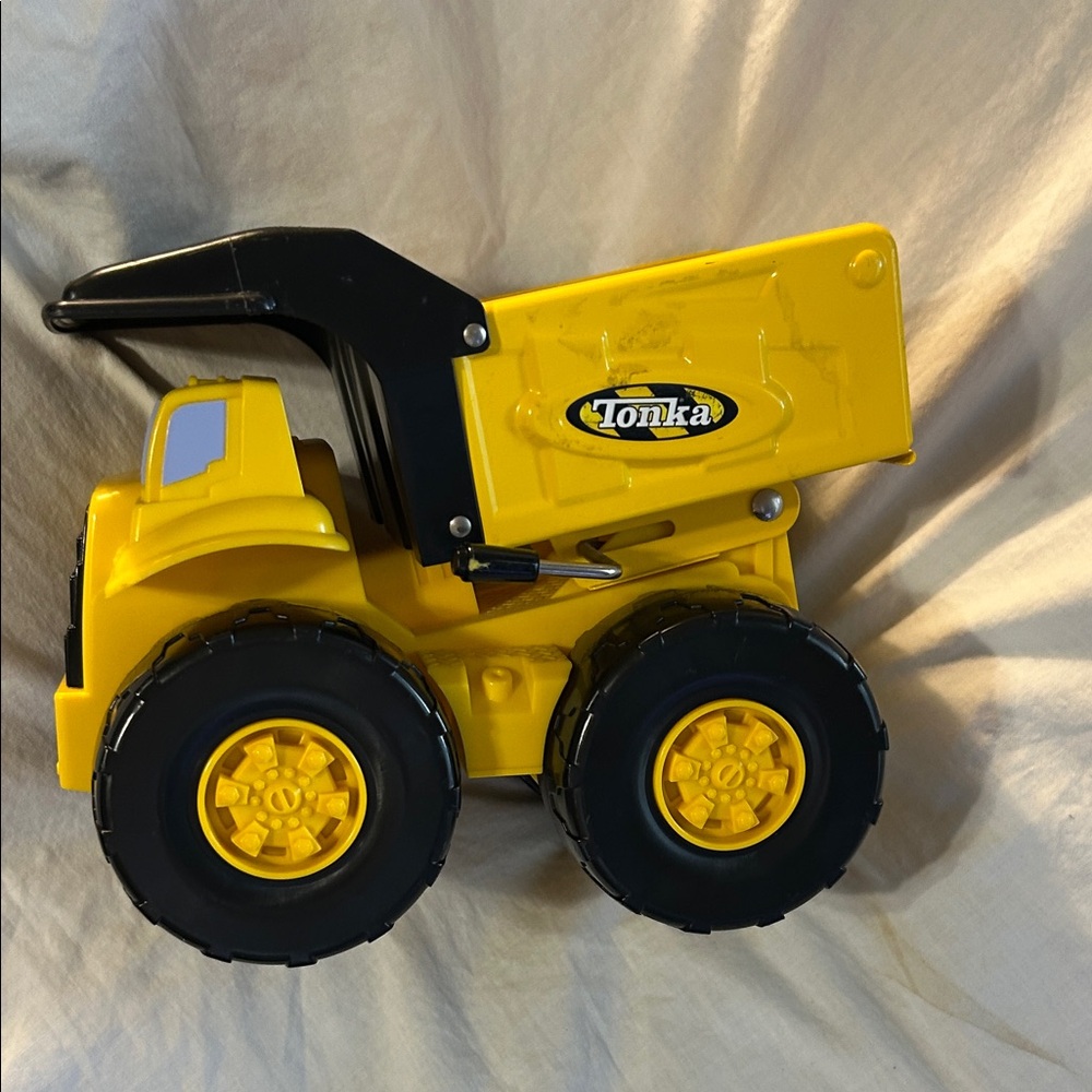 Tonka metal&plastic, yellow &black little mighty dump truck